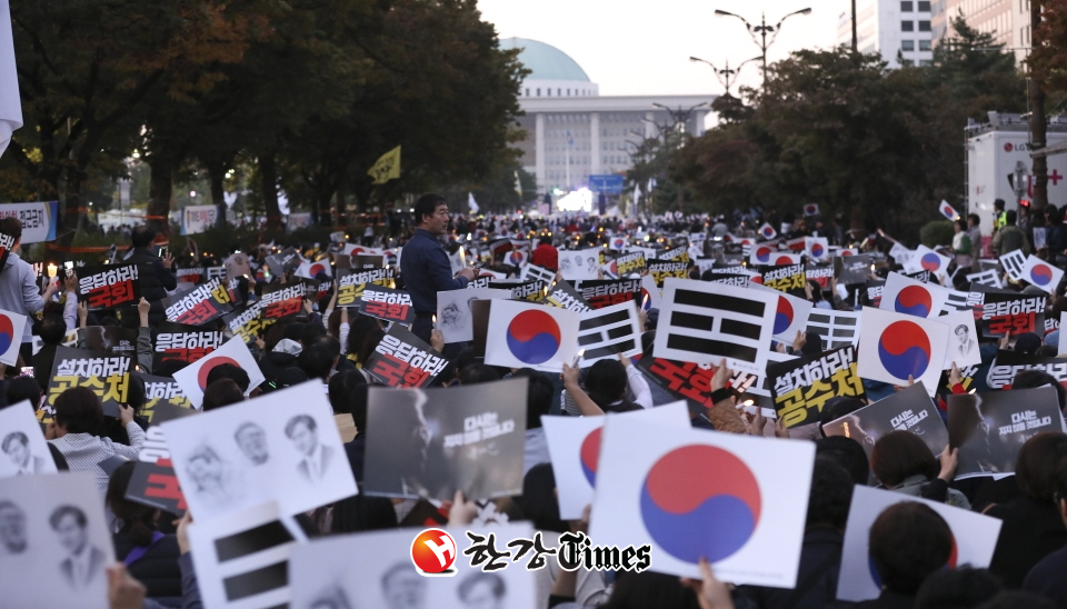 19일 오후 서울 영등포구 국회 앞에서 열린 '제10차 사법적폐청산을위한 검찰개혁 촛불문화제'에 참가한 시민들이 사법적폐청산 촉구 피켓을 흔들고 있다.