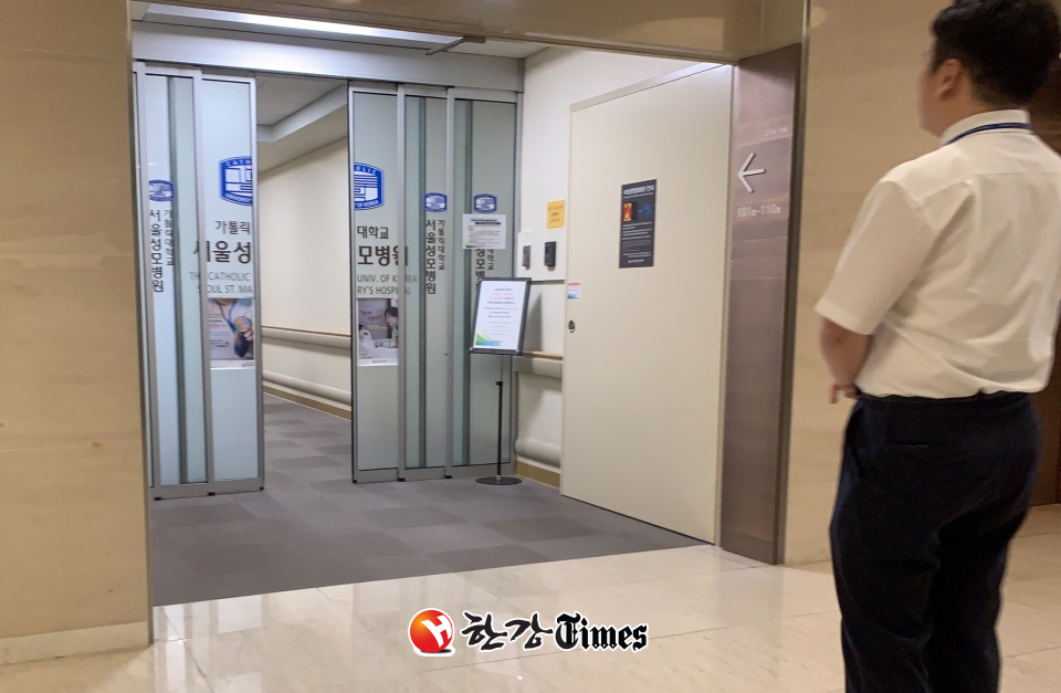 박근혜 전 대통령이 입원한 서울성모병원 21층 VIP병동 중간문이 열리고 있다. 중간 문 앞에는 병원 보안팀 직원들이 외부인 출입을 막고 있다. 사진=뉴시스