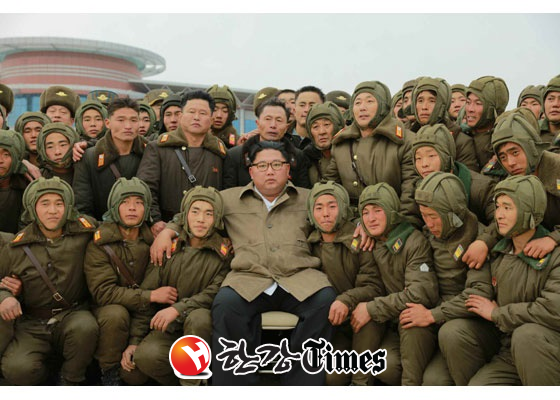북한 노동신문은 "김정은 국무위원장이 조선인민군 항공 및 반항공군 저격병구분대들의 강하훈련을 지도했다"고 18일 보도했다 (사진=노동신문)