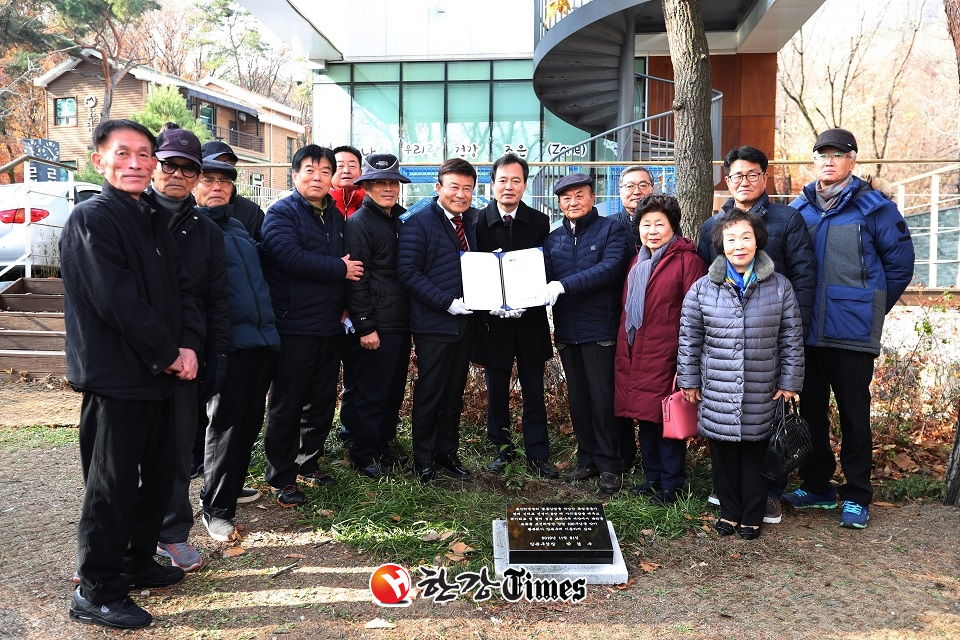 지난 21일 강북구 근현대사기념관 마당에서 진행된 신채호 모과나무 식수행사 기념촬영