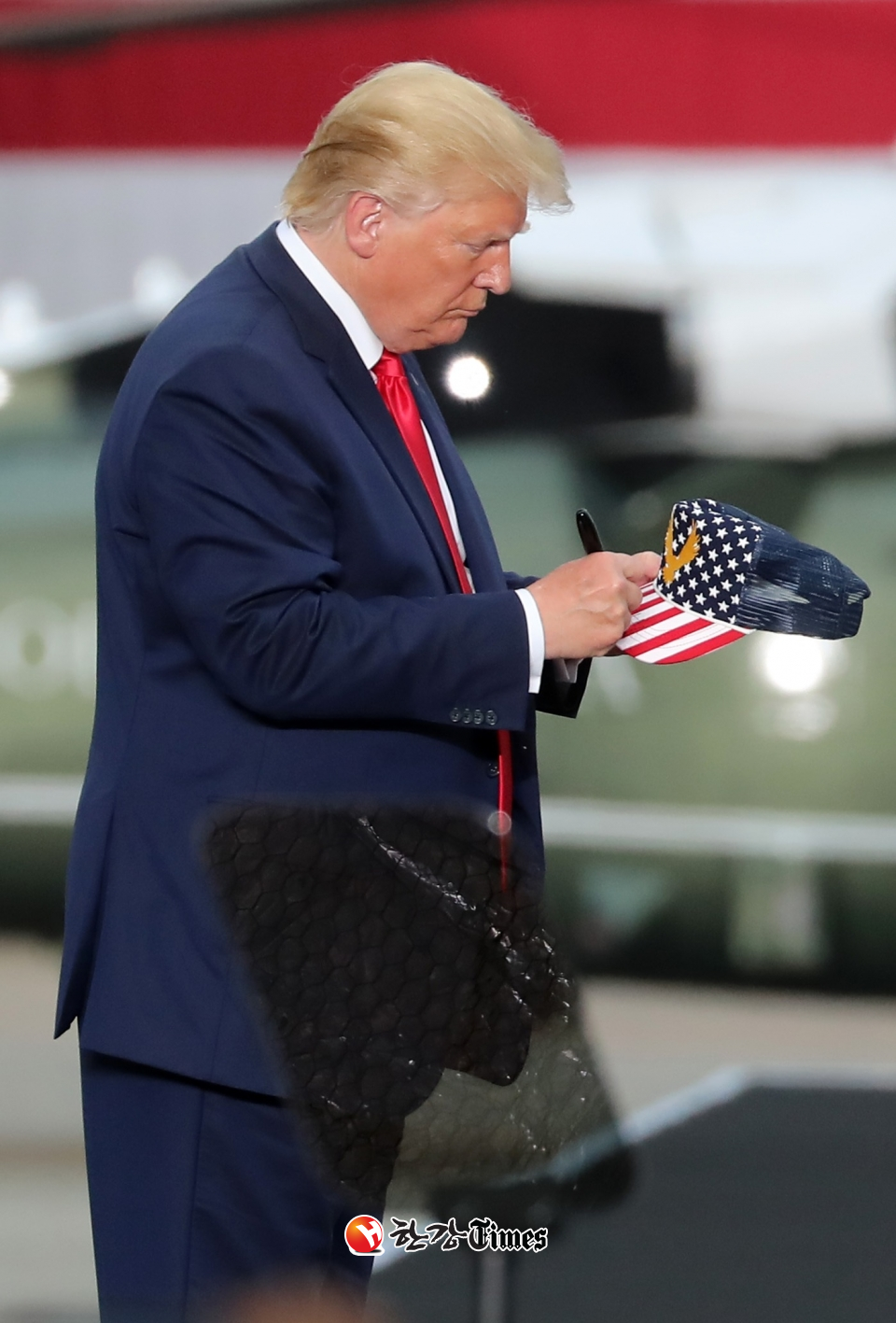 도널드 트럼프(Donald Trump) 미국 대통령이 지난6월30일 오후 경기 평택시 주한미군 오산 공군기지에서 연설을 마치고 이동하며 모자에 사인을 하고 있다.
