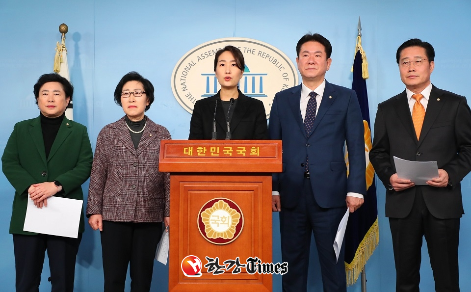 사진은 바른미래당 신용현(왼쪽부터) 의원, 김삼화 의원, 김수민 의원, 이동섭 원내수석부대표, 이태규 의원. (사진=뉴시스)