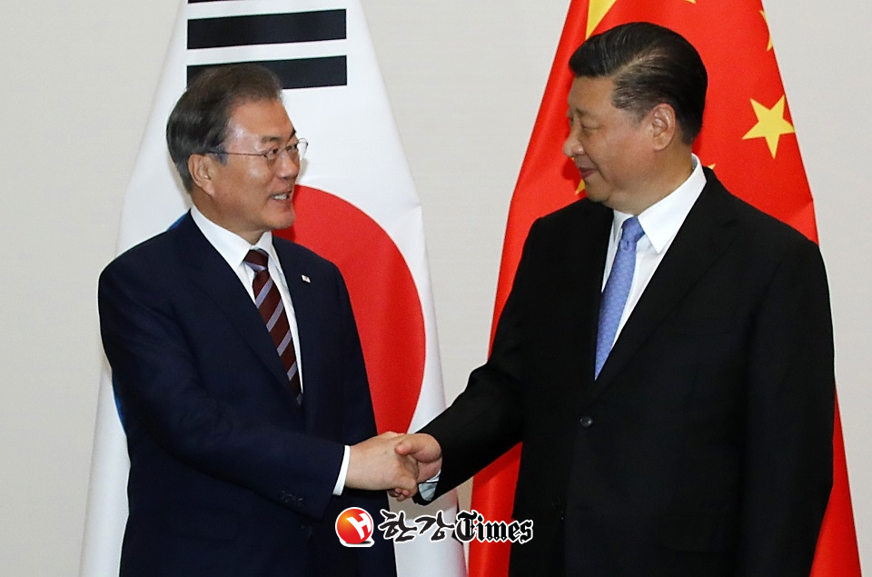 문재인 대통령이 오는 23일 중국 시진핑 국가주석과 한중 정상회담을 갖는다 (사진=뉴시스)