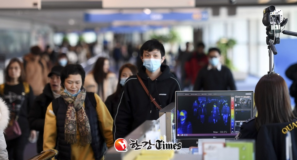 국내에서 처음으로 '중국 우한 폐렴' 확진자가 발생했다. 사진은 인천국제공항 제1여객터미널에서 중국발 항공기 입국자들이 열감지카메라가 설치된 검색대를 통과하고 있다. (사진=뉴시스)
