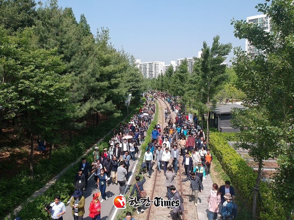노원구가 지난해 5월 전 구간이 개통된 경춘선 숲길 코스에서 온라인 걷기 행사를 개최한다