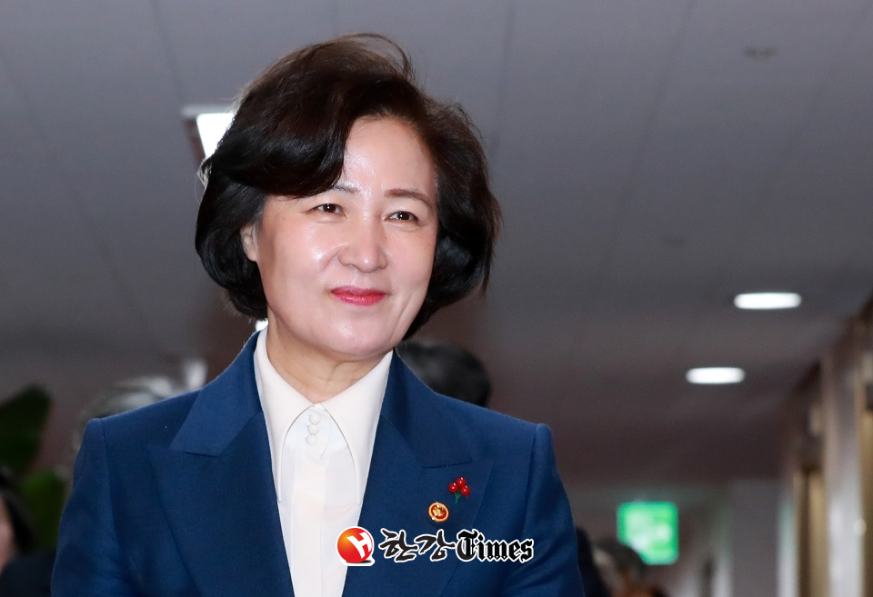 한국당이 추미애 법무부 장관의 공소장 비공개 결정에 대해 직권남용 혐의로 고발장을 접수했다 (사진=뉴시스)