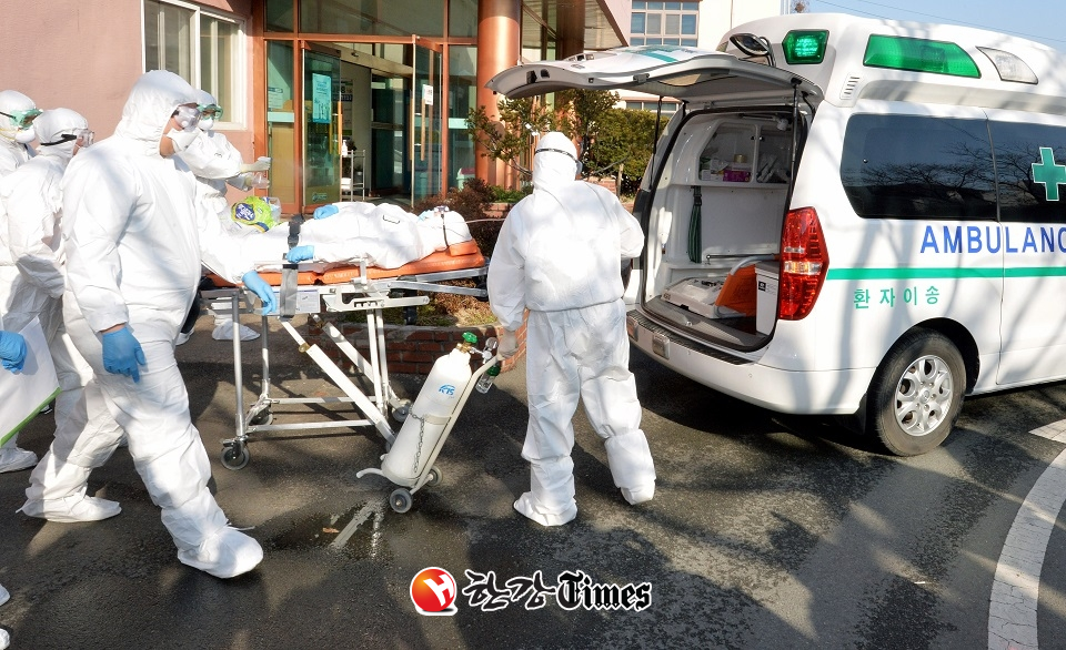 경북 청도군 대남병원에서 질병관리본부 관계자들이 코로나19 의심 환자를 이송하고 있다 (사진=뉴시스)