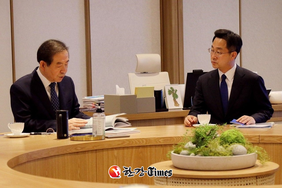 간담회에서 박성준 후보(오른쪽)와 박원순 서울시장이 의견을 나누고 있다.