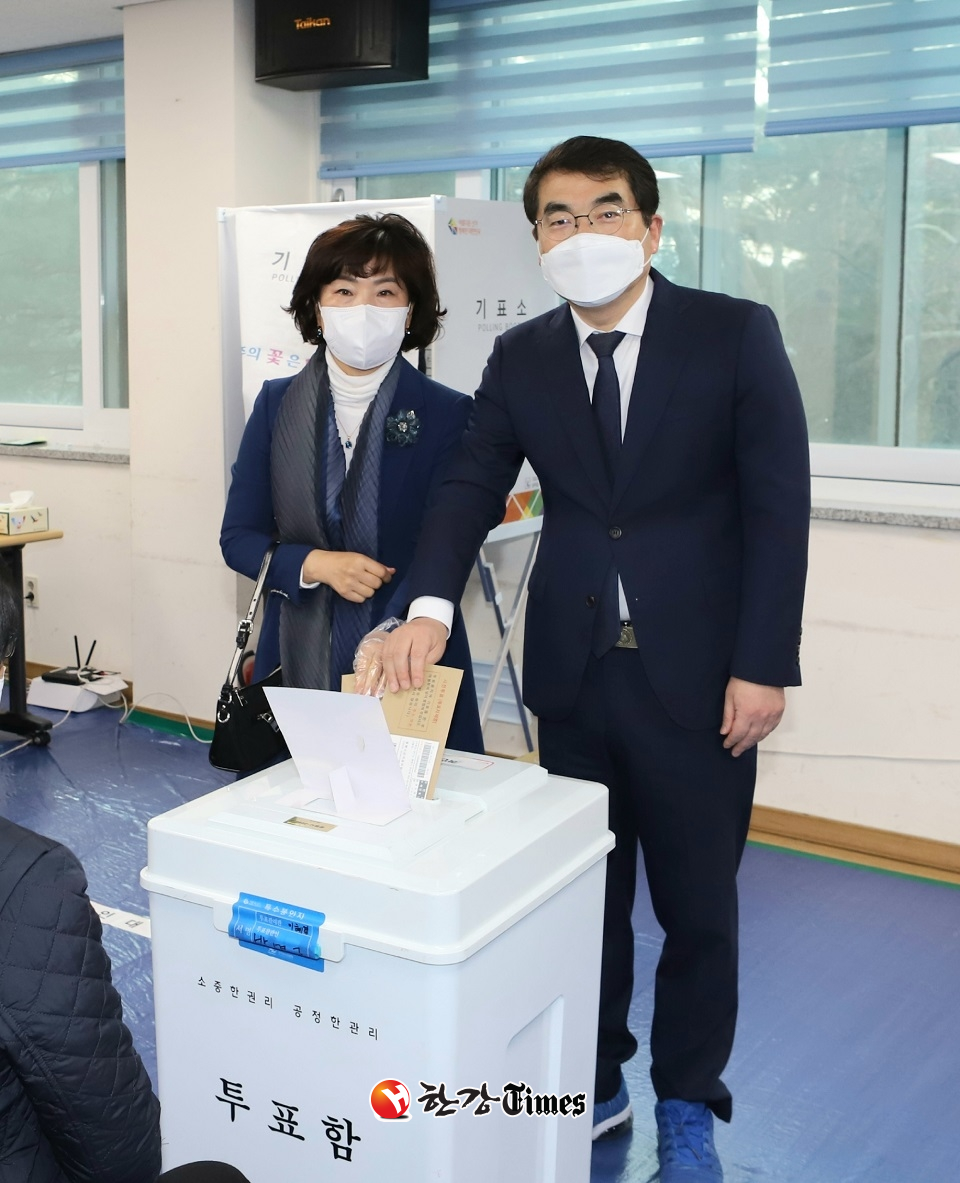 양기대 후보가 광명시 하안1동 행정복지센터에서 배우자와 함께 투표를 마쳤다