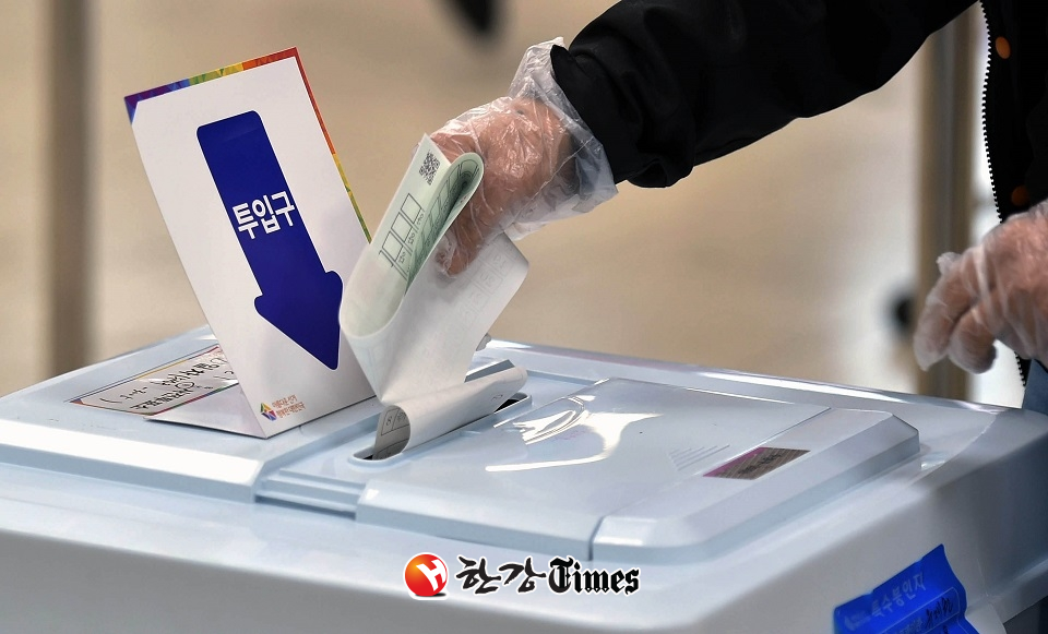 제21대 국회의원선거 사전투표 첫 날인 10일 사전투표율이 10%를 넘어섰다. (사진=뉴시스)