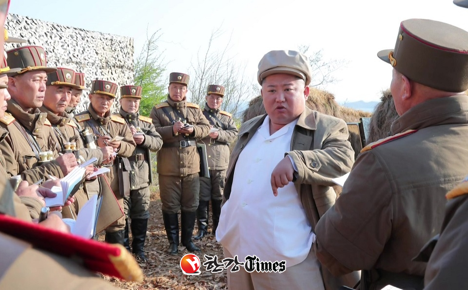 지난 10일 김정은 북한 국무위원장이 인민군 군단별 박격포병 구분대 포사격훈련을 지도했다고 조선중앙TV가 보도했다. (사진=조선중앙TV 캡처)