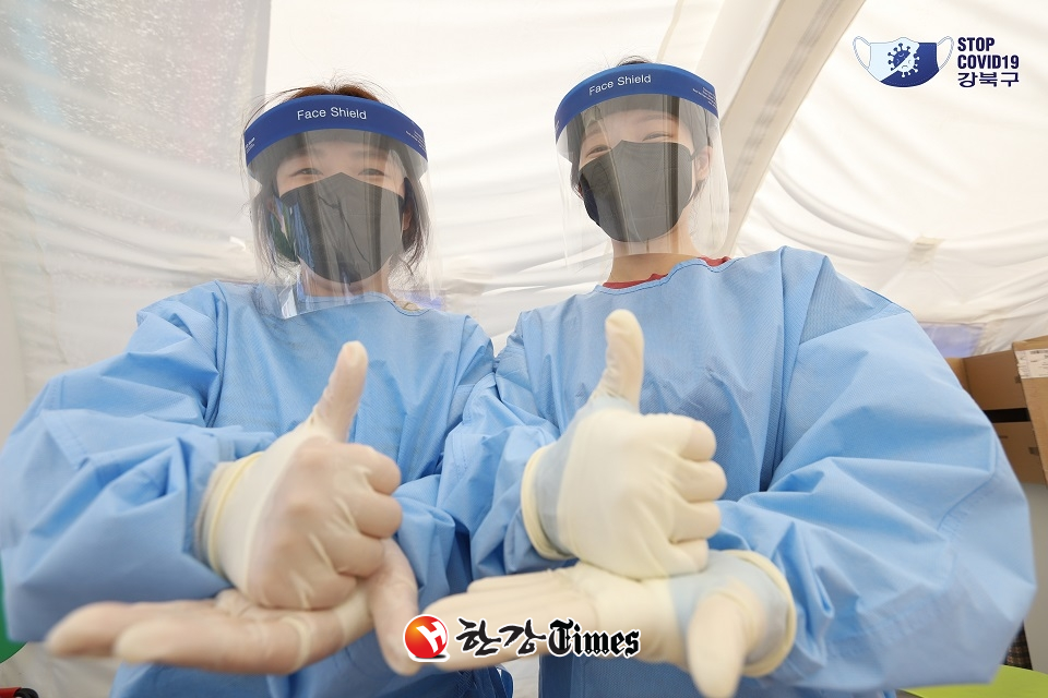 지난 21일 강북구 보건소 선별진료소 관계자 '덕분에' 캠페인 포즈를 취하고 있다.