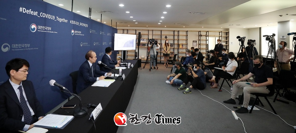 코로나19 보건복지부-질병관리본부 외신 브리핑이 열린 17일 오후 서울 중구 프레스센터에서 외신 기자들이 거리두기를 하며 앉아 있다 (사진=뉴시스)