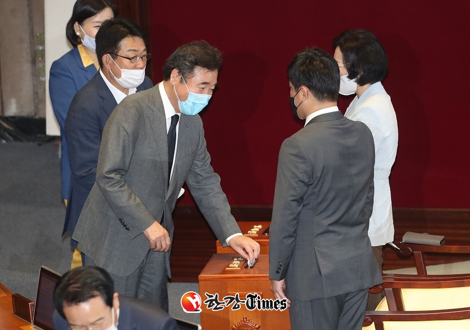 이낙연 더불어민주당 의원이 23일 서울 여의도 국회에서 열린 본회의에서 추미애 법무부 장관 탄핵소추안에 대한 투표를 하고 있다. (사진=뉴시스)