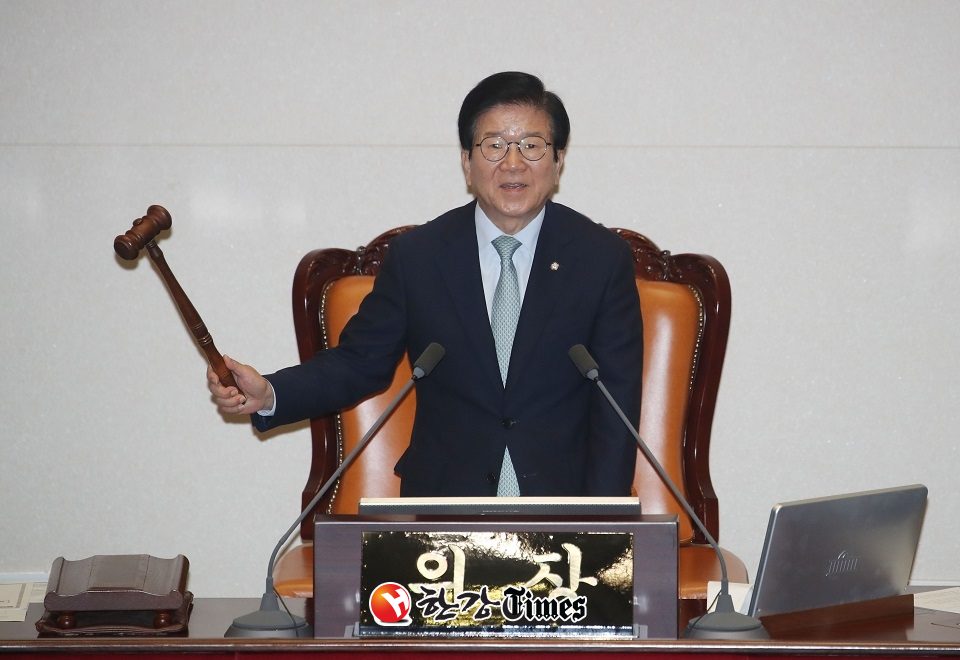 박병석 국회의장이 4일 서울 여의도 국회에서 열린 본회의에서 개의를 선언하고 있다. (사진=뉴시스)