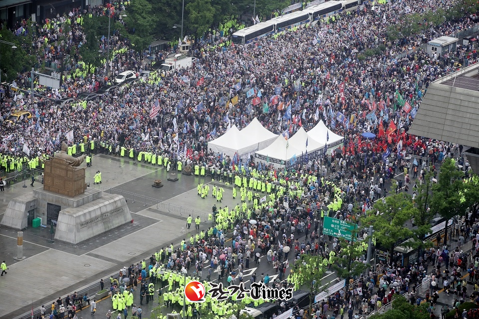보수단체들이 15일 서울 종로구 광화문 광장 주변에 대규모 집회를 이어가고 있다 (사진=뉴시스)