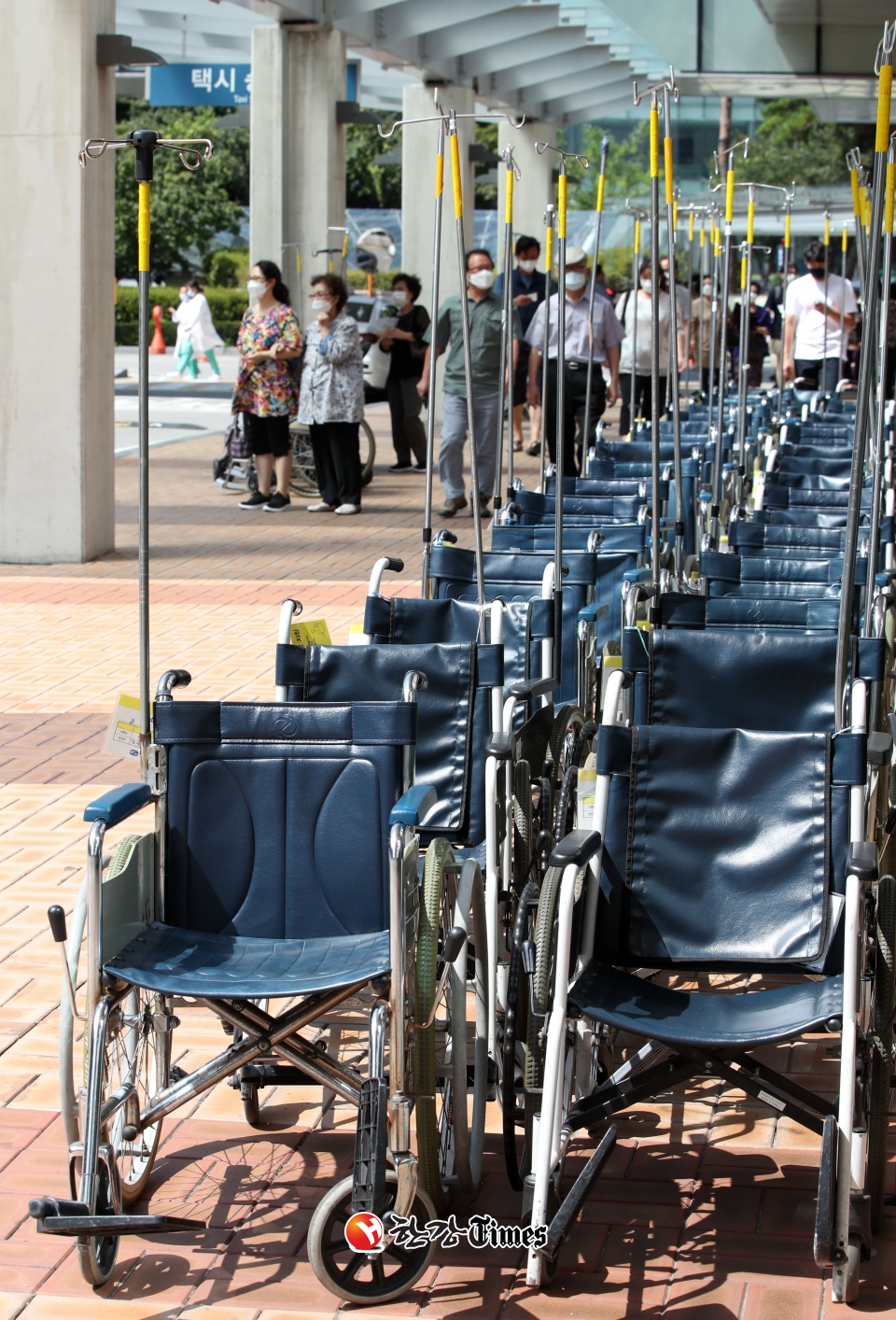 제2차 전국의사 총파업 첫날인 26일 오전 서울 서초구 서울성모병원에 환자용 휠체어가 놓여 있다.