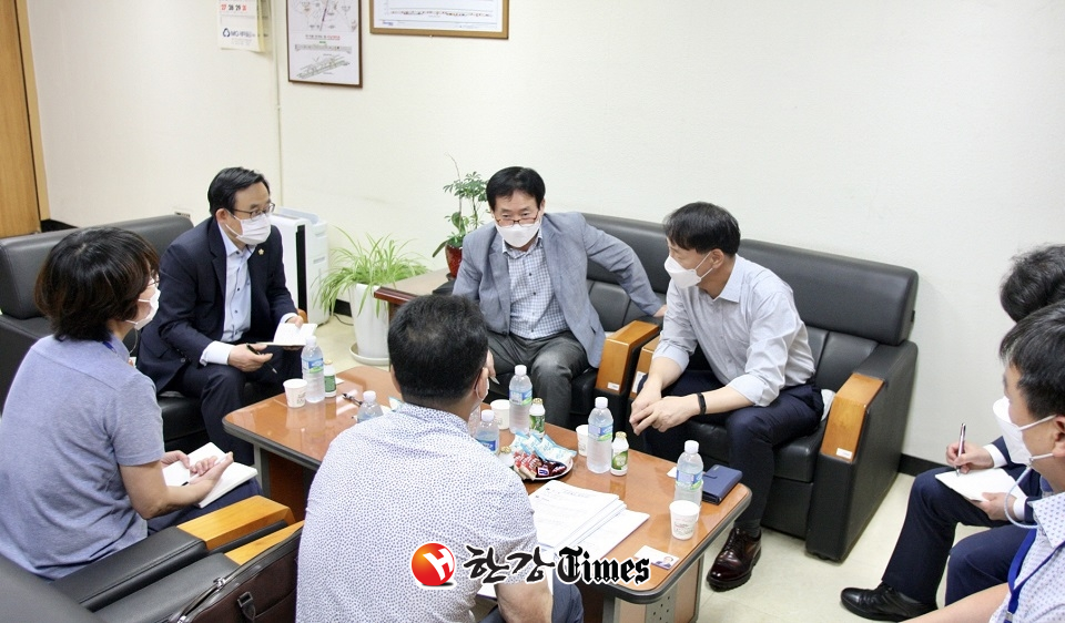 이홍민 의원이 현장 간담회에서 관계자들과 아현역 환경개선에 대한 의견을 제시하고 있다