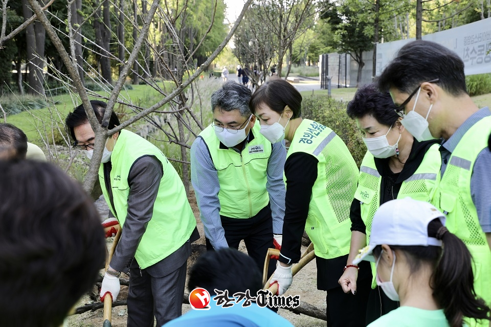 마포구의회 김영미 의원과 김진천 의원이 연남동 매화 숲 조성을 위한 나무심기에 함께 나서고 있다.