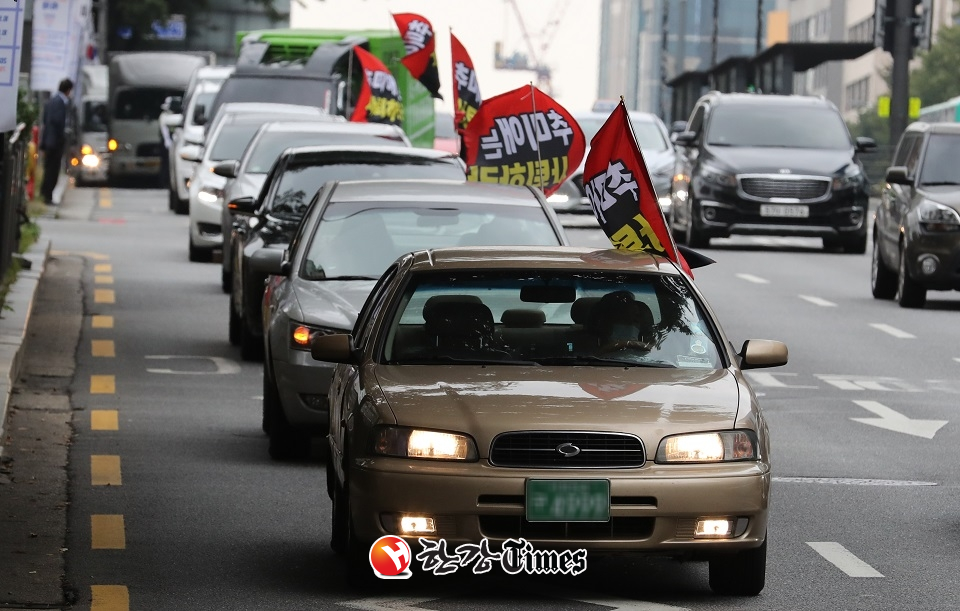 보수단체 새로운한국을위한국민운동(새한국)이 주최하는 개천절 차량집회가 3일 오후 서울 강동구 강동역 인근을 지나가고 있다. (사진=뉴시스)