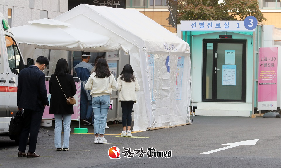 서울 중구 국립중앙의료원 선별 진료소에서 검사를 원하는 시민들이 줄을 서 있다.(사진=뉴시스)
