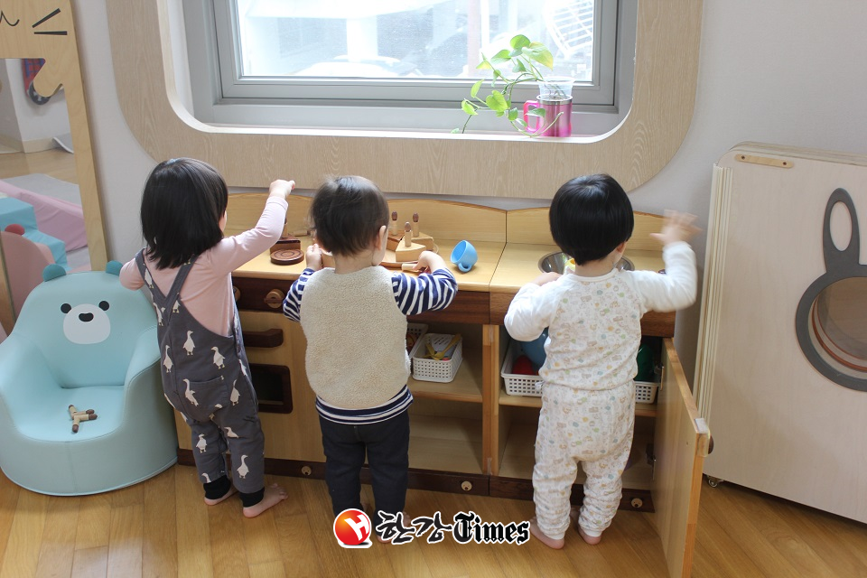 강북구육아종합지원센터에 마련된 시간제보육실을 이용하고 있는 아이들의 모습