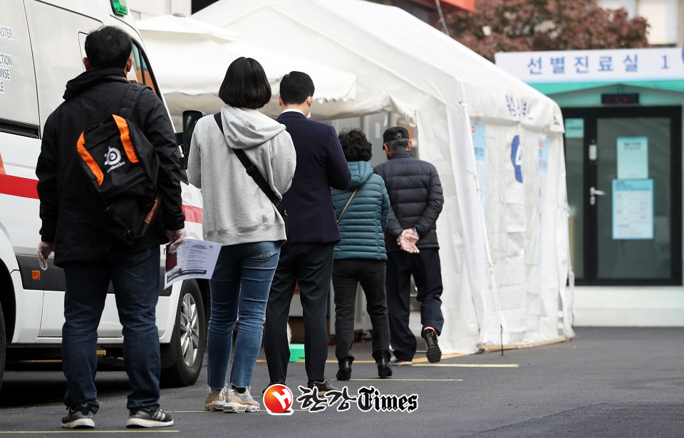 서울 중구 국립중앙의료원에 마련된 신종 코로나바이러스 감염증(코로나19) 선별진료소를 찾은 시민들이 코로나19 검사를 받기 위해 줄지어 대기하고 있다 (사진=뉴시스)