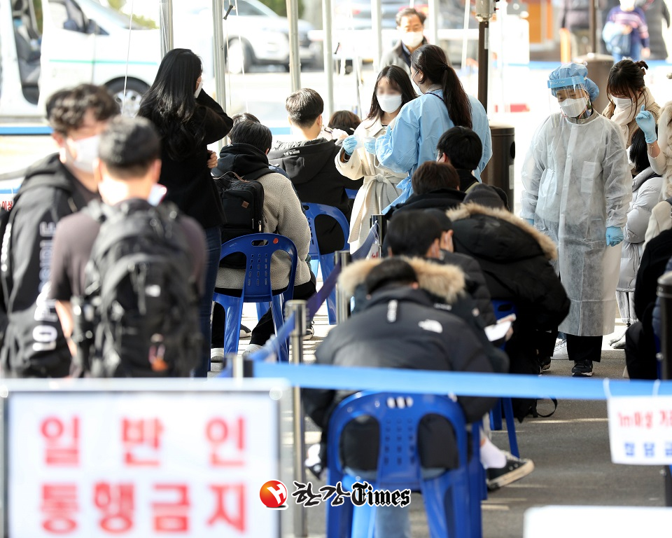 서울 영등포구 보건소 선별진료소를 찾은 시민들이 진료 받기 위해 대기하고 있다 (사진=뉴시스)