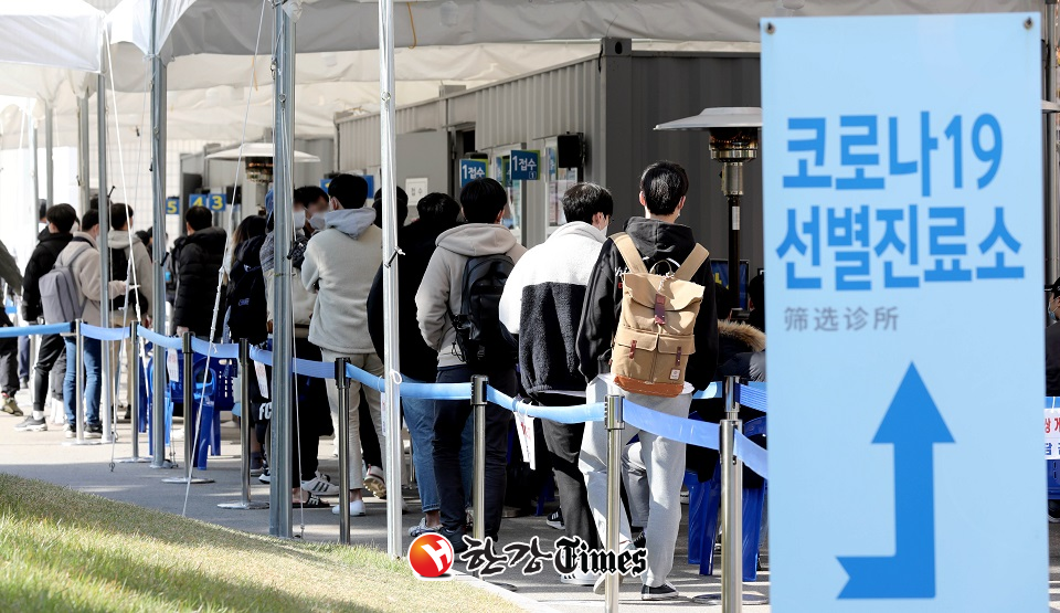 5일 오후 서울 영등포구 보건소 선별진료소를 찾은 시민들이 진료 받기 위해 대기하고 있다. (사진=뉴시스)