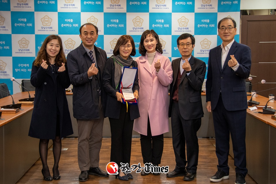 이상애 강남구의회 의원(왼쪽 세번째)이 서울시 사회복지사협회로부터 감사패를 전달 받았다.