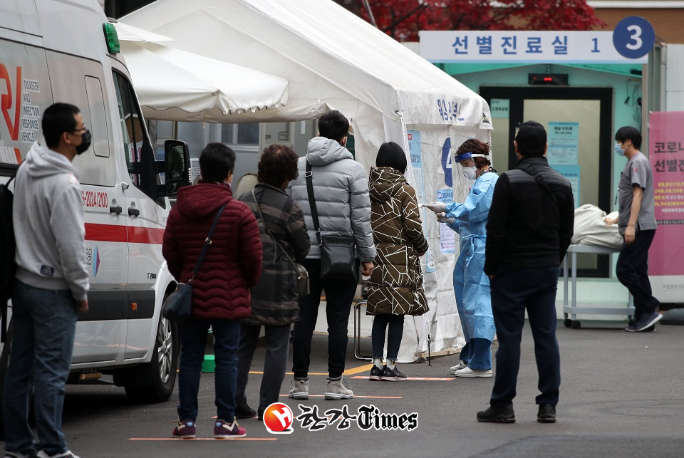서울 중구 국립중앙의료원 선별진료소 앞에 사람들이 검사를 받기 위해 의료진의 설명을 듣고 있다. (사진=뉴시스)