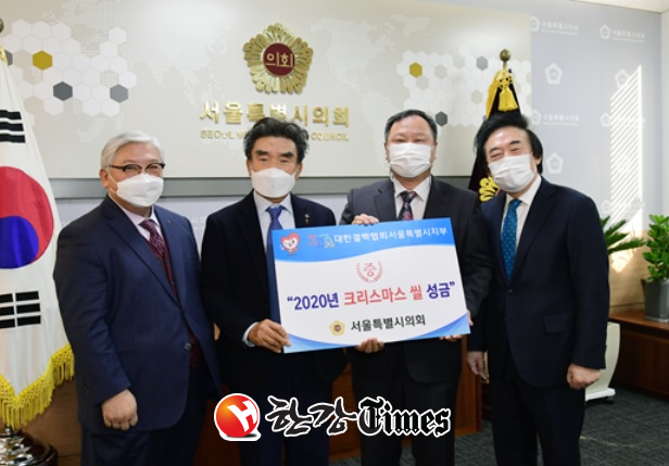서울시의회 김인호 의장이 결핵예방 및 퇴지를 위한 특별성금을 전달했다.