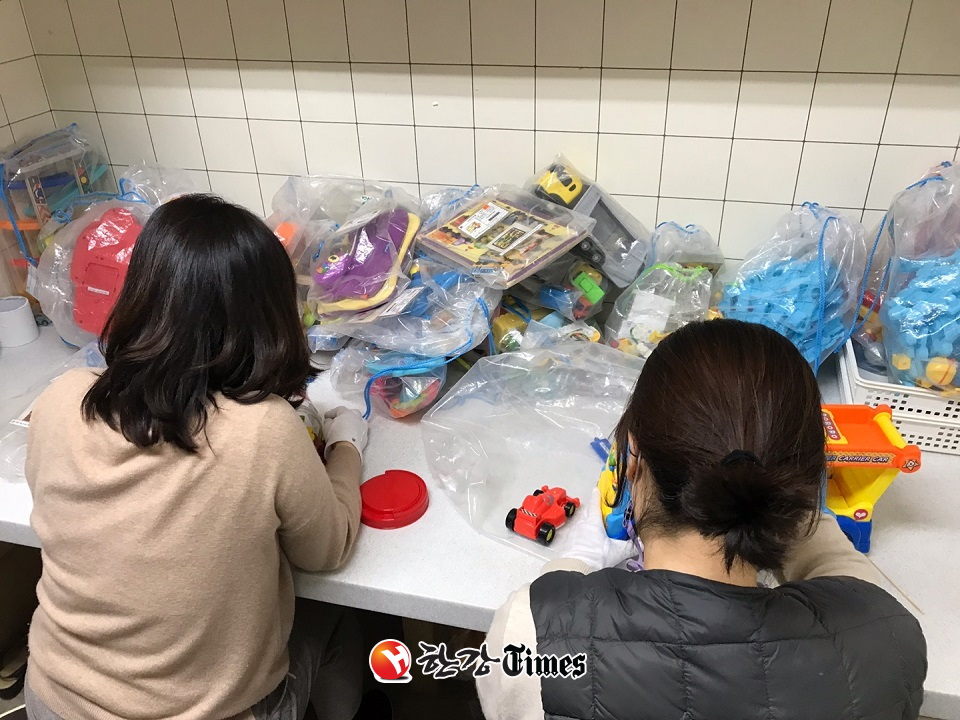 올해 장애인 일자리 사업 참여자가 강북육아종합지원센터에서 장난감 세척일을 하고 있다.