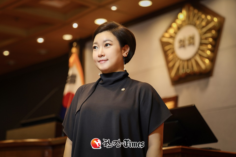 강남구의회 김현정 의원이 여의도정책연구원이 선정한 의정대상을 수상했다.