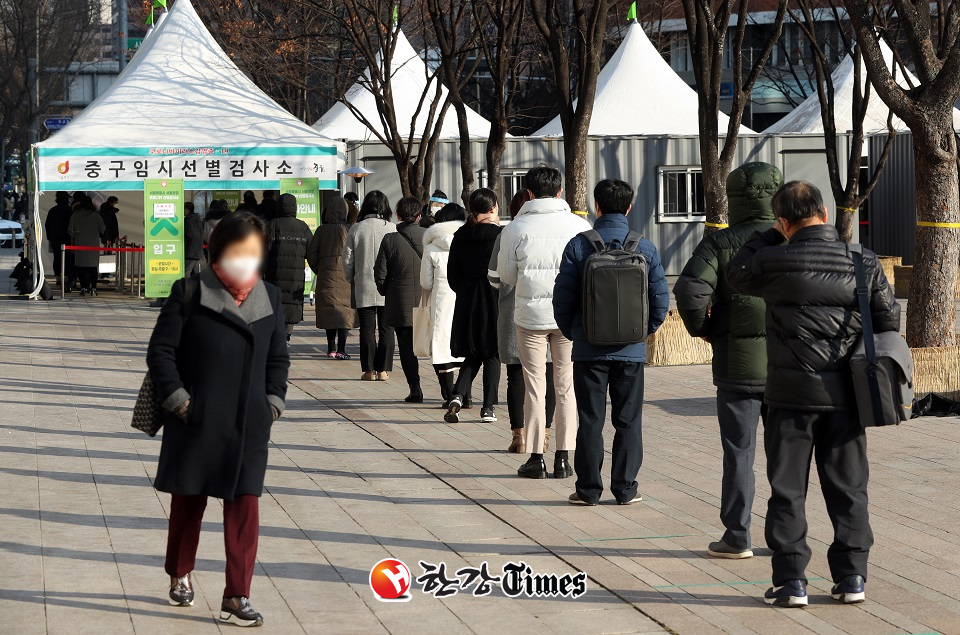 누적 확진자가 5만명을 넘어선 21일 서울 중구 서울광장에 마련된 코로나19 임시선별진료소에서 시민들이 검사를 대기하고 있다 (사진=뉴시스)