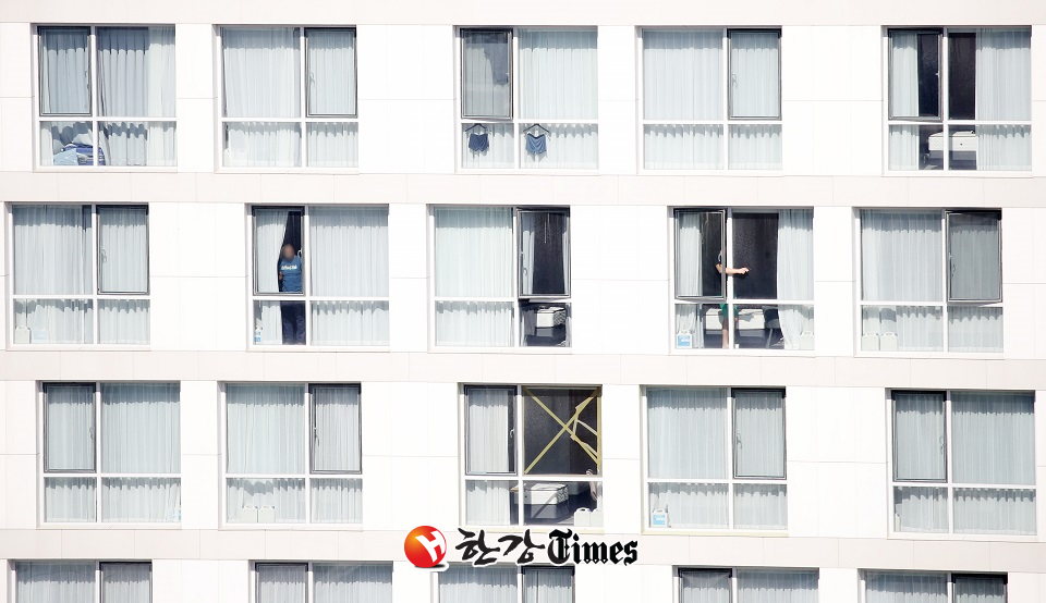 서울 강서구의 한 자가격리시설에 한 외국인이 창밖을 바라보고 있다. (사진=뉴시스)