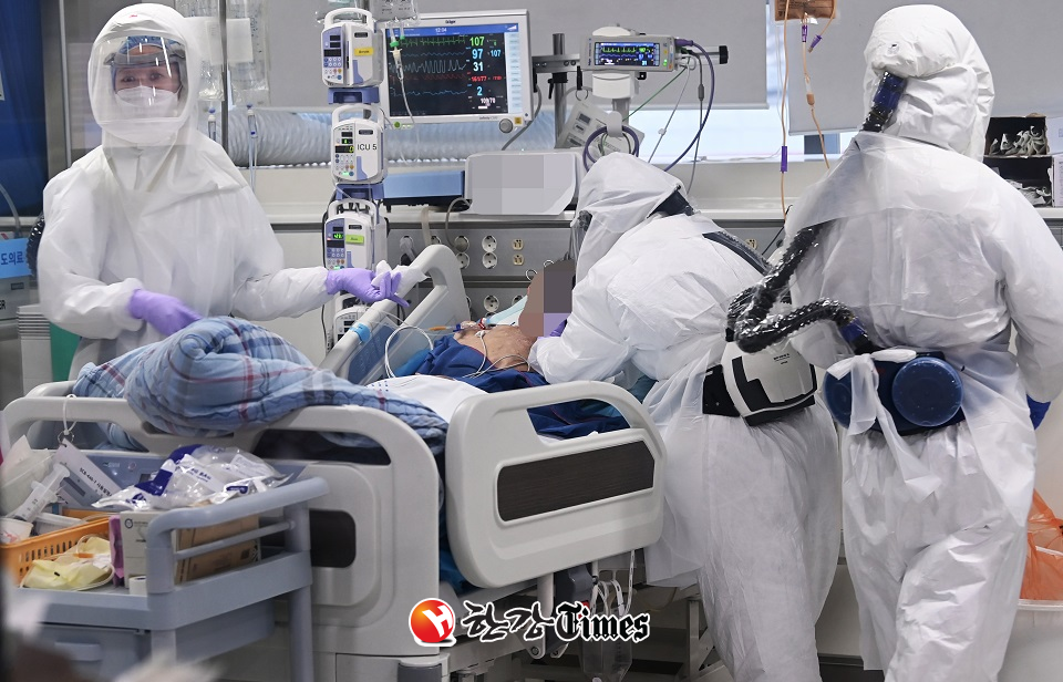 경기도의료원 안성병원 코로나19 음압격리병동 중환자실에서 의료진들이 환자를 치료하고 있다. (사진=뉴시스)