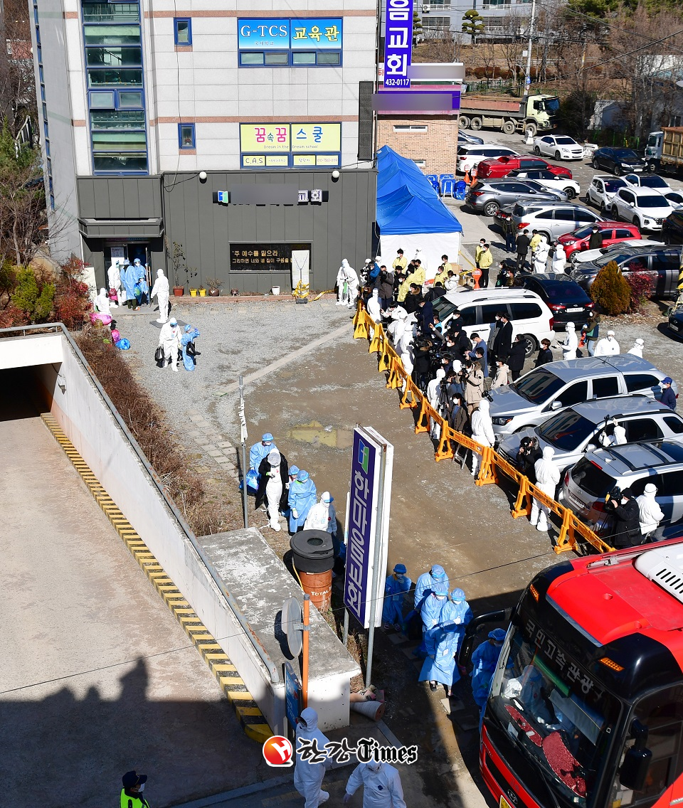 광주 광산구 운남동 광주TCS국제학교에서 27일 오후 확진자들이 생활치료시설로 이동하기 위해 버스에 탑승하고 있다.(사진=뉴시스)