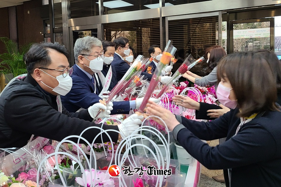 농협 서울지역본부 이대변 본부장(왼쪽에서 두번째)이 출근하는 직원들에게 장미꽃을 나눠주고 있다