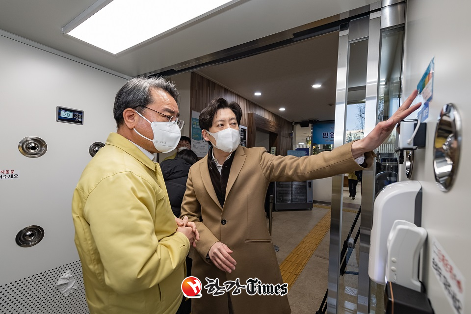 ‘클린워크’ 방역 시스템에 대해 설명을 듣고 있는 김선갑 광진구청장