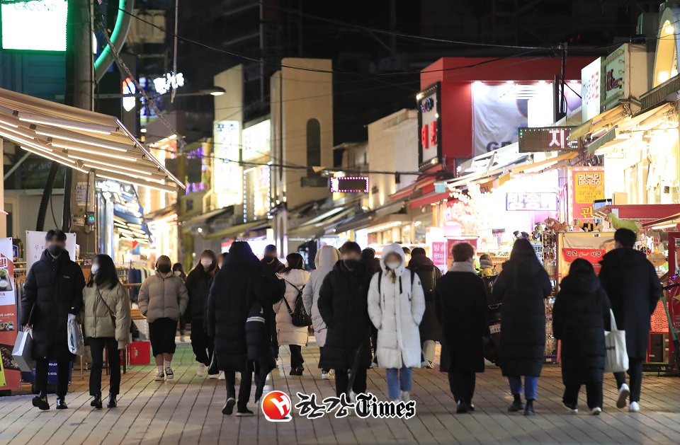 수도권 사회적 거리두기가 2단계로 완화된 이후 3일차인 17일 오후 서울 마포구 홍대입구 인근 거리에서 시민들이 이동하고 있다. (사진=뉴시스)