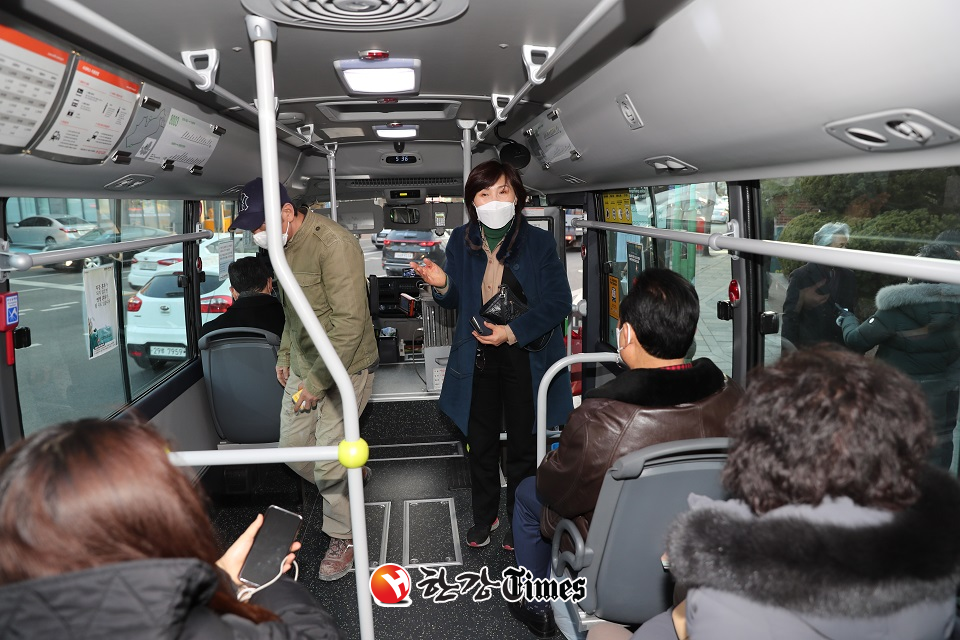 노진경 의원이 8003번 버스 안에서 주민들의 의견을 청취하고 있다.