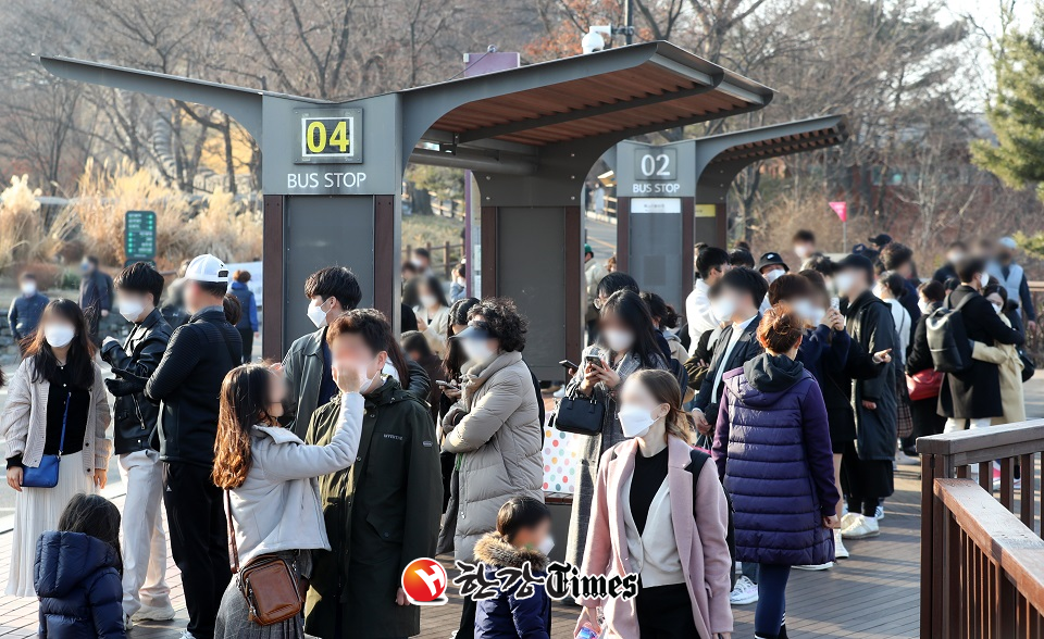 사회적 거리두기 단계가 수도권 2단계, 비수도권 1.5단계로 완화되고 첫 휴일을 맞은 21일 오후 서울 중구 남산을 찾은 시민들이 남산타워 버스 정류장에 빼곡히 모여있다. (사진=뉴시스)