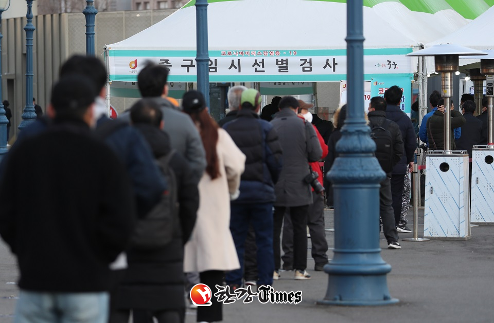 서울역 임시선별진료소를 찾은 시민이 검사를 위해 줄을 서고 있다