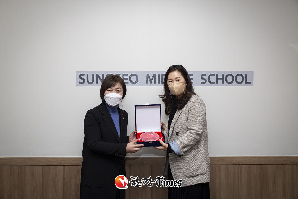 김영미 의원이 성서중학교 학부모회로부터 감사패를 받고 있다