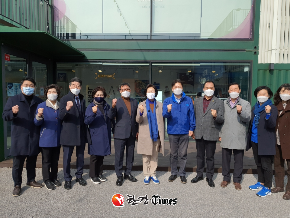 박영선 서울시장 후보가 성수동 서울숲에서 행사를 마치고 홍익표 국회의원 및 지역 시.구의원들과 기념사진을 찍고있다.