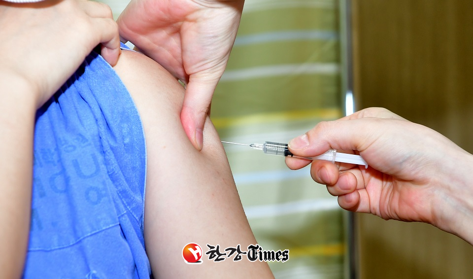 방역당국이 오는 4월부터 75세 이상 어르신들에 대한 백신 접종을 시작한다.