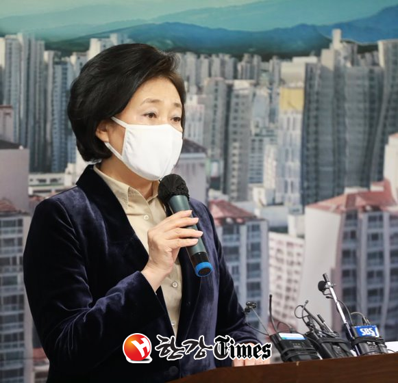 박영선 후보가 임대료 지원에 대한 공약을 발표하고 있다