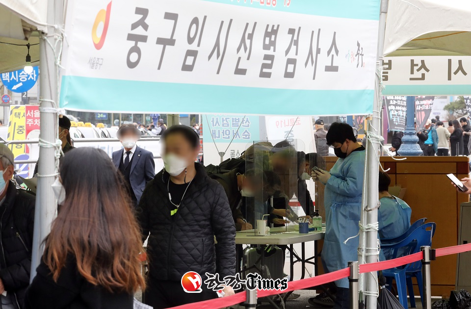 서울 중구 서울역광장에 마련된 코로나19 중구임시선별검사소에서 시민들이 검사를 받기 위해 줄 서 있다. (사진=뉴시스)