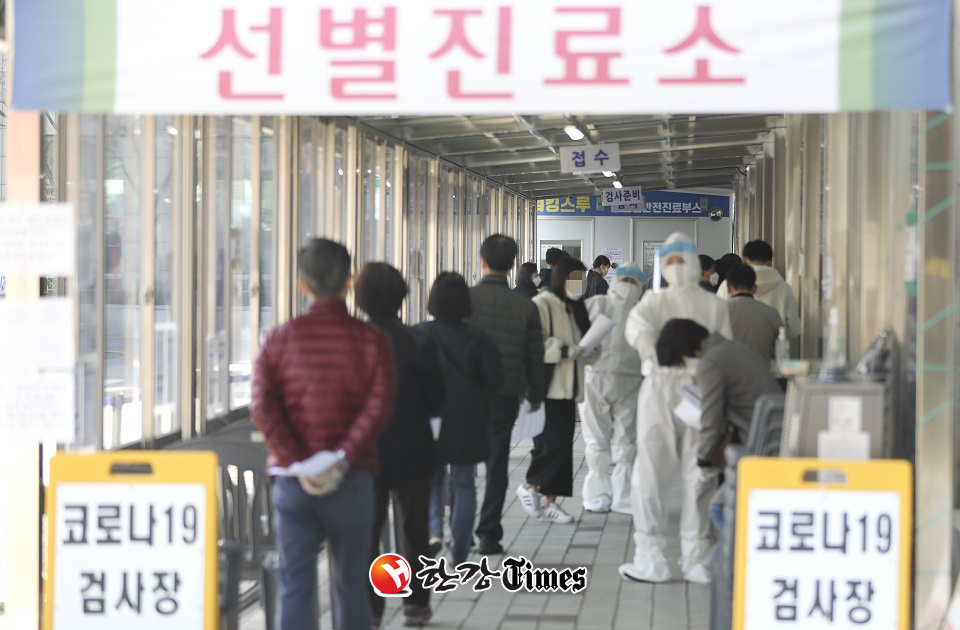 31일 서울 동대문구 선별진료소에서 사람들이 코로나19 검사를 위해 줄지어 대기하고 있다. (사진=뉴시스)